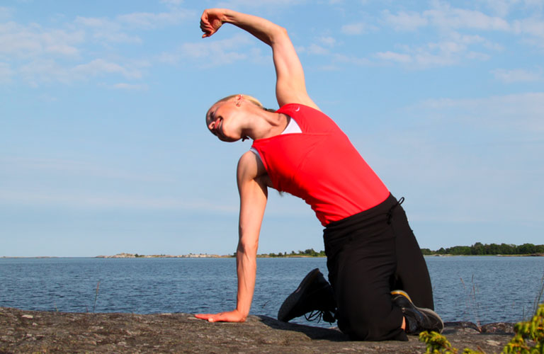 kneeling hip twist